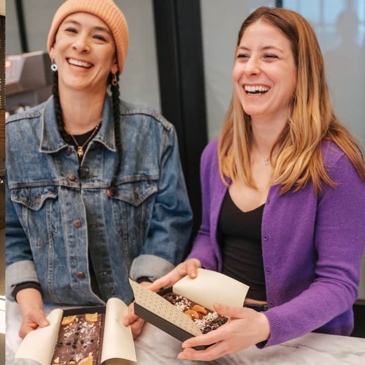 Des personnes présentent un coffret-cadeau rempli de chocolats fourrés avec des fruits à coque, illustrant l'assortiment préparé lors d'une expérience Airbnb.