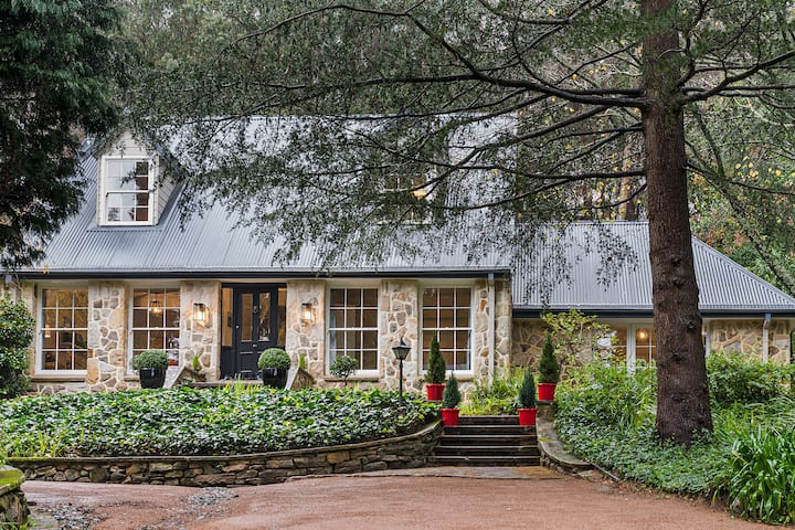 The Croft - Enchanting Bowral stone cottage