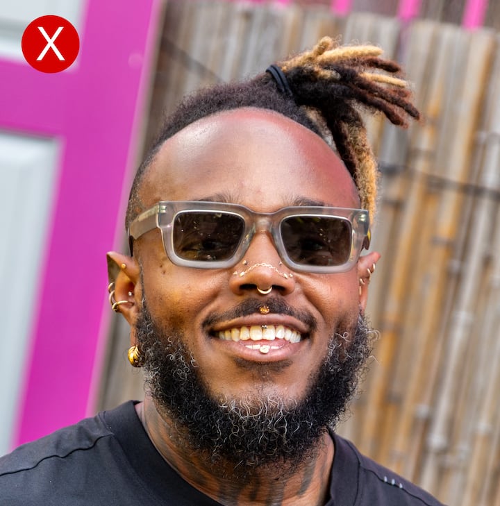 Un exemple d'un hôte portant des lunettes de soleil.