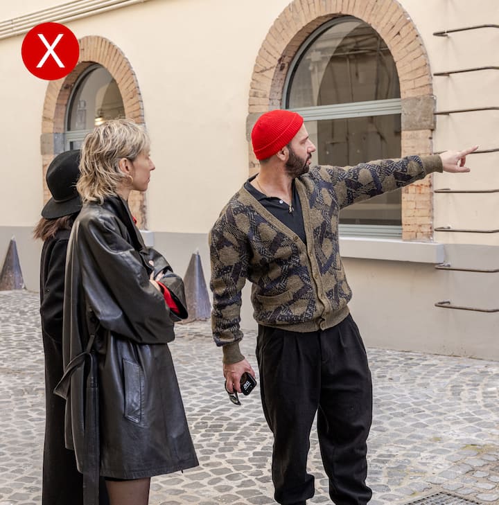 Un exemple d'un hôte pointant quelque chose du doigt sur une photo.