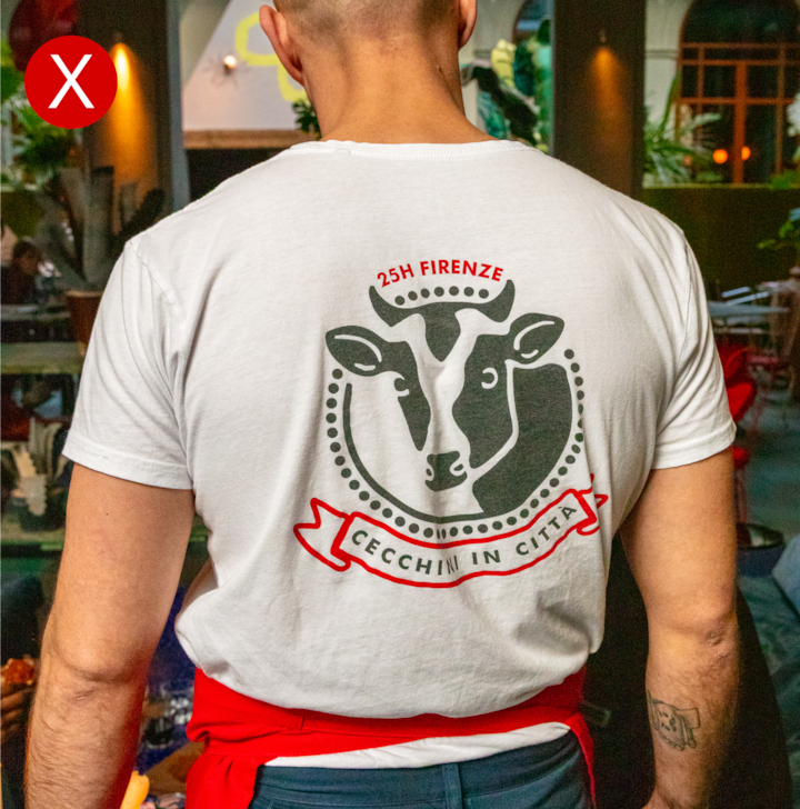 Un exemple d'un hôte portant une chemise ornée d'une marque visible.