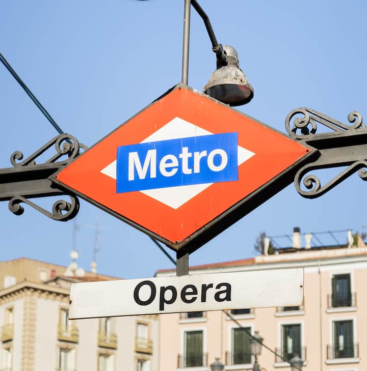 Sign for 'Metro Opera' station against a backdrop of buildings