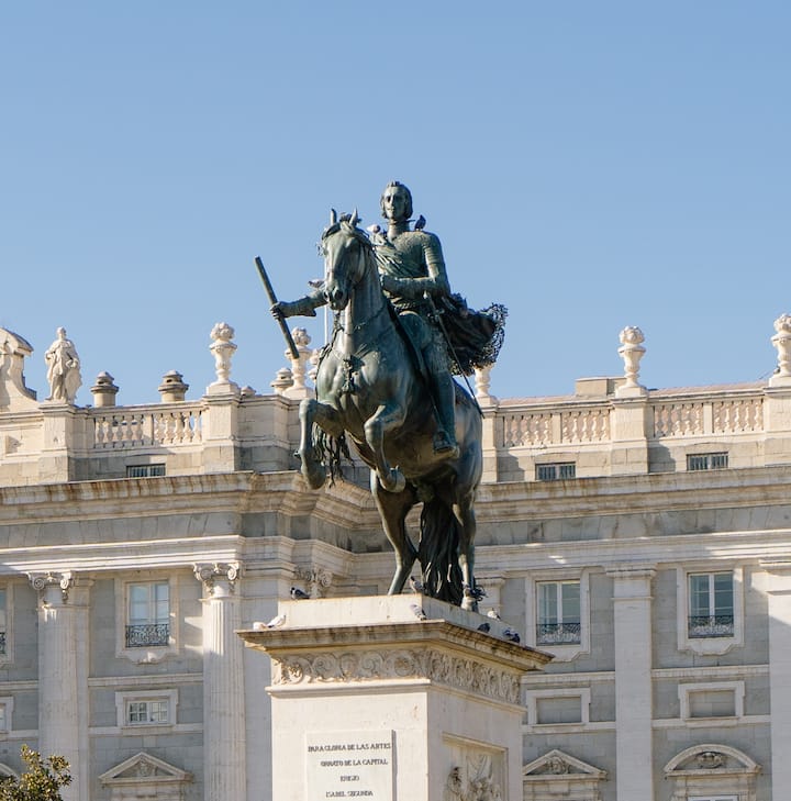 Close-up photo of a statue. Indicating, how to photograph a close-up of a statue on a city tour.