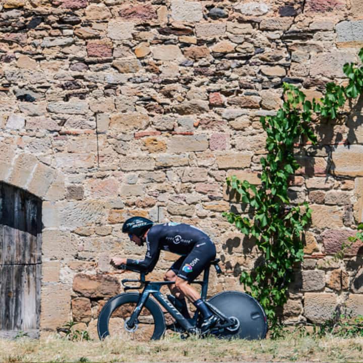 un coureur passe devant un vieux bâtiment en ville