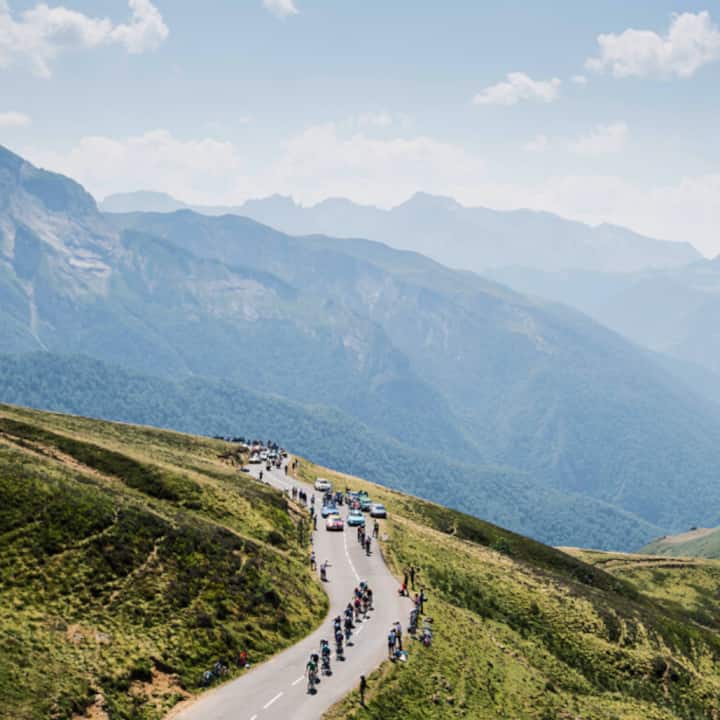 Une étape du Tour de France au cours de laquelle des coureurs arpentent des routes de montagne