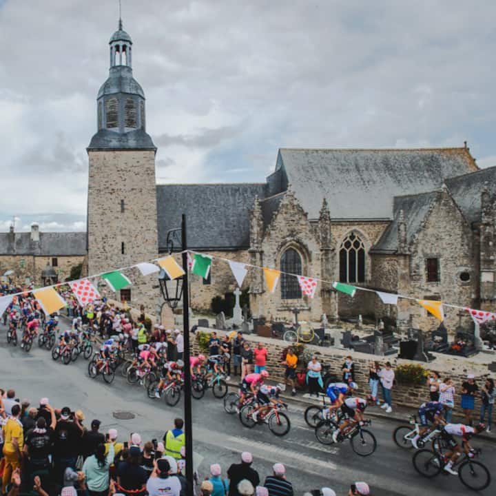 Les coureurs du Tour de France traversent la ville décorée de drapeaux