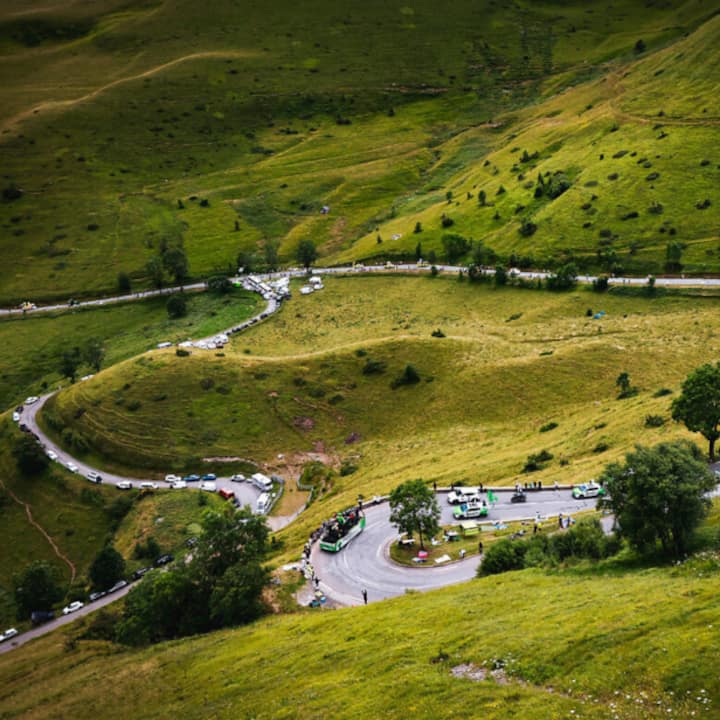 Une route sinueuse sur le parcours du Tour de France