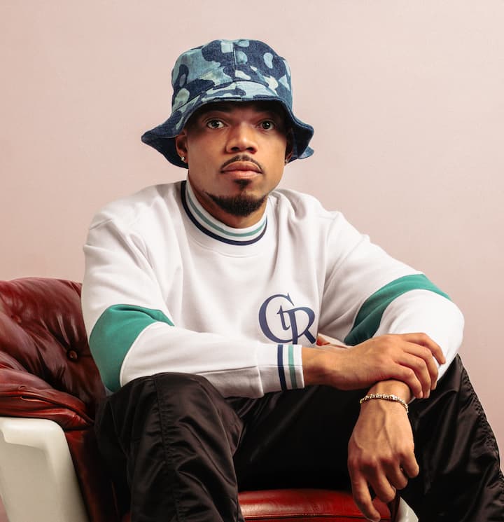 各种「爱彼迎限定」体验的照片，比如与说唱歌手 Chance the Rapper 的录音室体验、与名人造型师 Jamie Mizrahi 一起选购服装，以及享用墨西哥著名厨师 Enrique Olvera 烹饪的专属晚餐。