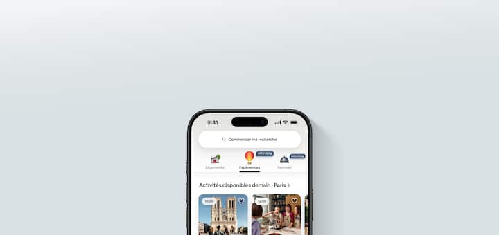 La nouvelle application Airbnb présentant trois nouveaux onglets dédiés aux logements, aux expériences et aux services. Les expériences sont mises en évidence.