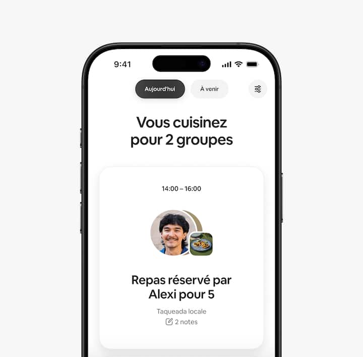Une vue de l'onglet Aujourd'hui tel qu'il apparaît pour un hôte dans l'application Airbnb affiche les détails pertinents pour les réservations en cours.