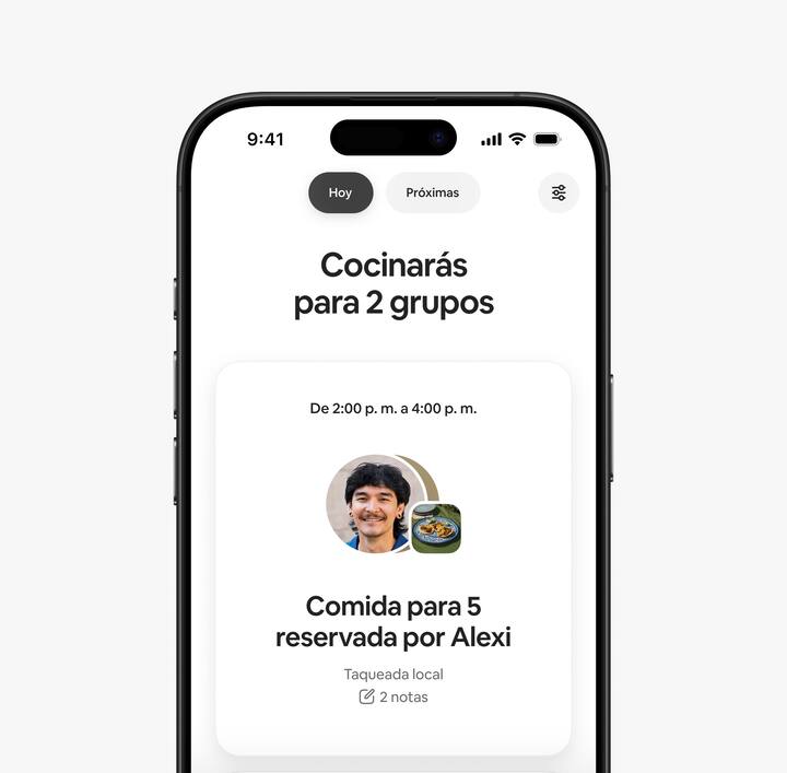 Vista de la pestaña Hoy en la app de Airbnb que muestra al anfitrión los detalles relevantes de las reservaciones actuales.