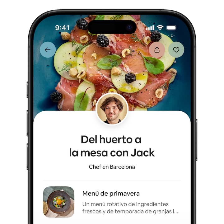 Vista del huésped de la pantalla de un teléfono que muestra un anuncio de servicio completo con la foto del anfitrión, la ubicación y un vistazo a una de sus ofertas.