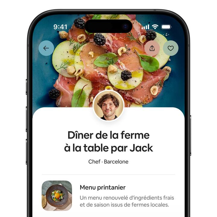 Une vue de l'écran de téléphone d'un voyageur montre une annonce de service avec une photo de l'hôte, le lieu où il propose ses services et un aperçu de l'une de ses offres.