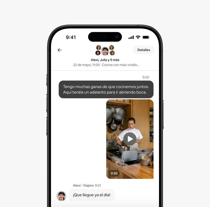 El hilo de mensajes de un anfitrión de experiencias con los viajeros en la aplicación, donde comparte un vídeo de presentación.