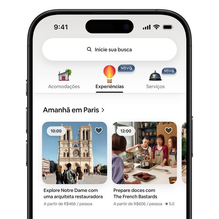 Vista de um participante da nova aba Experiências no aplicativo do Airbnb, que mostra várias experiências locais que começarão em breve.