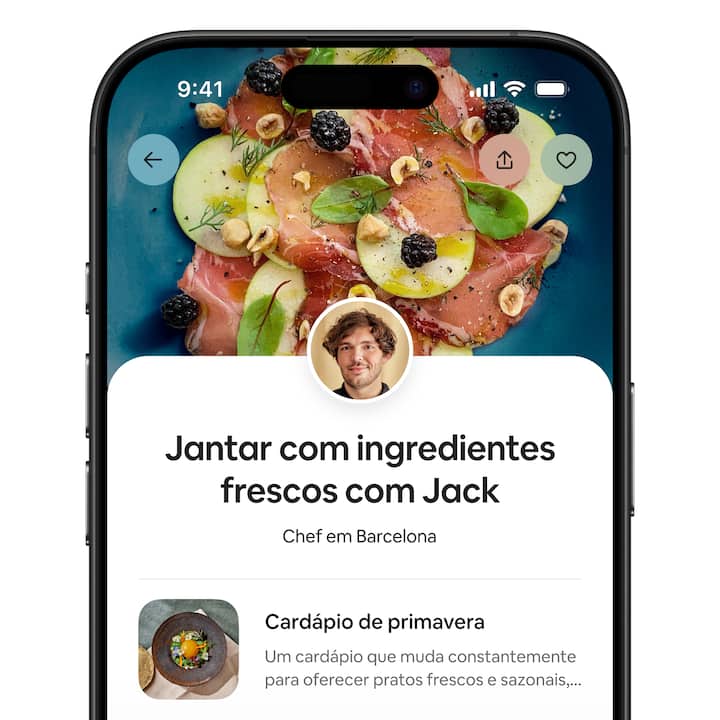 Vista de um cliente na tela de um celular que mostra um anúncio de serviço completo com a foto do anfitrião, a localização e uma prévia de uma de suas opções de serviço.
