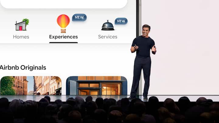 首席执行官 Brian Chesky 在台上宣布推出「爱彼迎服务」、「爱彼迎体验」以及重新设计的爱彼迎 App。