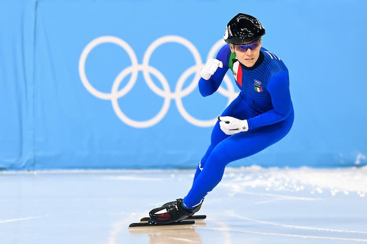 Ariana Fontana läuft nach dem Sieg auf dem Eis.