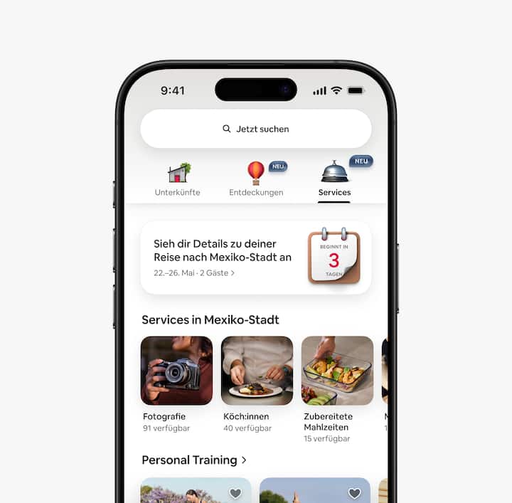 Eine Gästeansicht des Tabs „Services“ in der App, in dem eine bevorstehende Reise angezeigt wird und relevante Services in der Gegend aufgelistet werden.