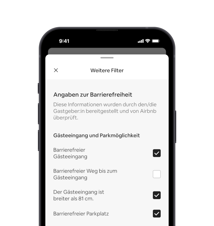 Auf einem Mobiltelefon wird die Einblendung „Weitere Filter“ angezeigt, die einen von vielen Suchfiltern darstellt. Es gibt einen Abschnitt mit der Überschrift „Angaben zur Barrierefreiheit“. Unterhalb ist die barrierefreie Ausstattung nach Bereichen wie „Gästeeingang und Parkmöglichkeit“ geordnet. Es gibt Kontrollkästchen, mit denen du so viele Merkmale auswählen kannst, wie du möchtest.