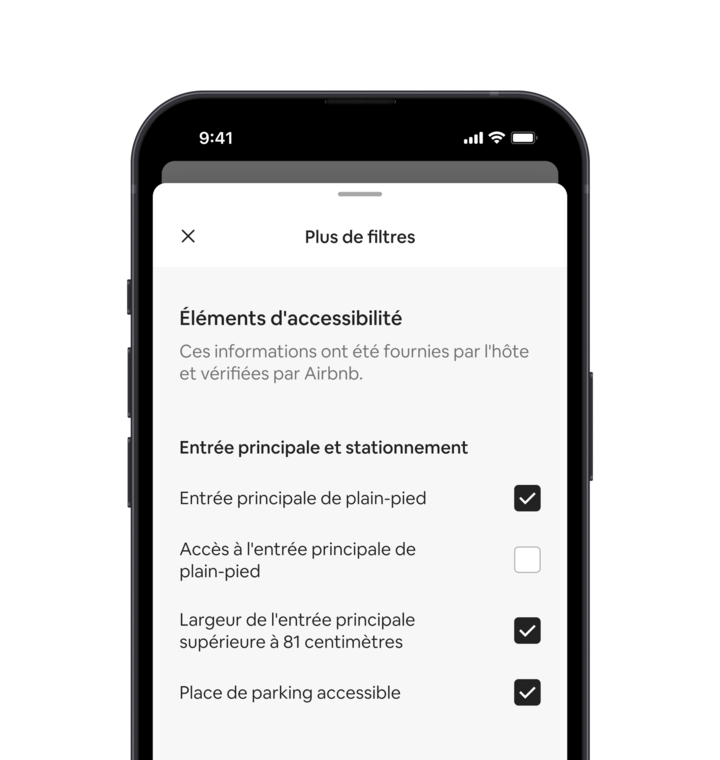 L'écran d'un téléphone portable affiche l'option « Plus de filtres », l'un des nombreux filtres de recherche disponibles. Un en-tête de section affiche « Éléments d'accessibilité ». Sous ce titre, les éléments d'accessibilité sont regroupés par catégorie, par exemple « Entrée et stationnement pour les voyageurs ». Des cases à cocher vous permettent de sélectionner autant d'éléments que vous le souhaitez.