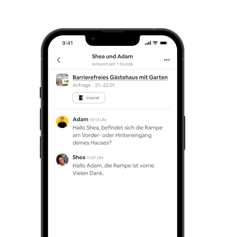Auf einem Mobiltelefon werden Nachrichten zwischen einer Gastgeberin, die ihre Unterkunft als barrierefrei beschreibt, und einem Gast, der mehr über die Unterkunft erfahren möchte, angezeigt. Die Nachricht des Gastes lautet: „Hallo Shea, befindet sich die Rampe am Vorder- oder Hintereingang deines Hauses?“ Die Antwort lautet: „Hallo Adam, die Rampe ist vorne. Vielen Dank.“