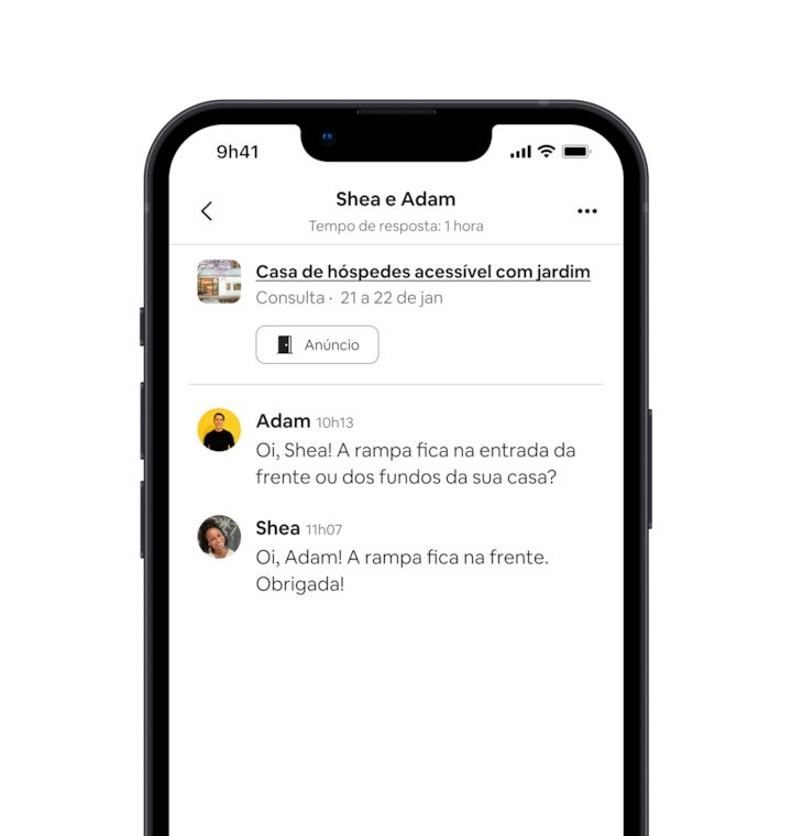 Um celular exibe mensagens entre o anfitrião que descreve o anúncio como acessível e um hóspede que quer saber mais sobre o espaço. A mensagem do hóspede é: "Oi, Shea! A rampa fica na entrada da frente ou nos fundos da casa?" A resposta do anfitrião é: "Oi, Adam! A rampa fica na frente. Obrigada!"