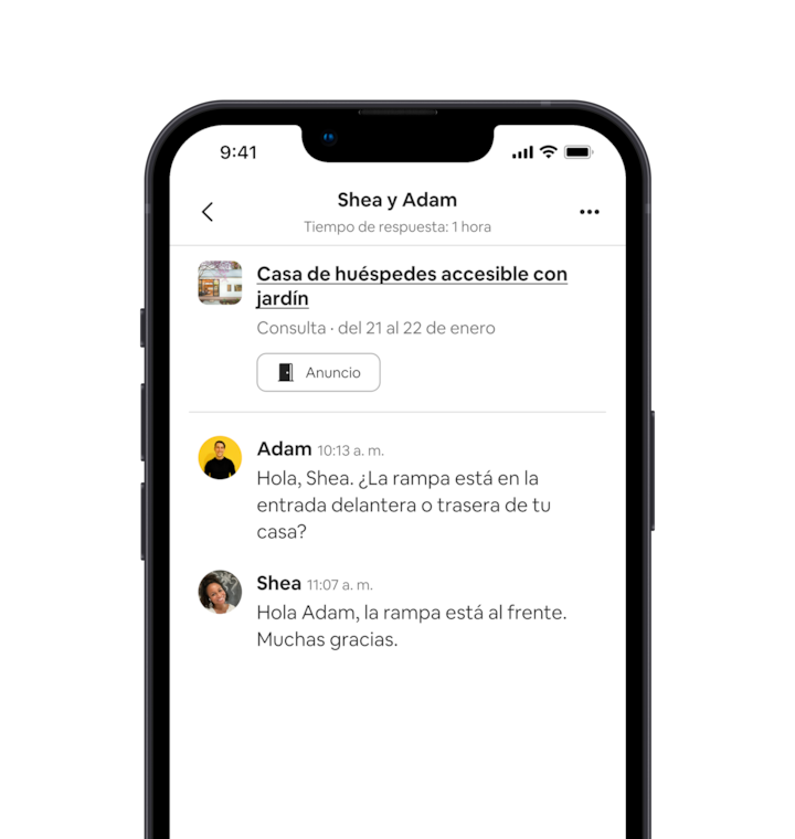 Un celular muestra mensajes entre el anfitrión que describe su alojamiento como accesible y un huésped que quiere obtener más información sobre el espacio. El mensaje del huésped dice: “Hola, Shea. ¿La rampa está en la entrada delantera o trasera de tu casa?” La respuesta del anfitrión dice: “Hola Adam, la rampa está en la parte delantera. Gracias”.