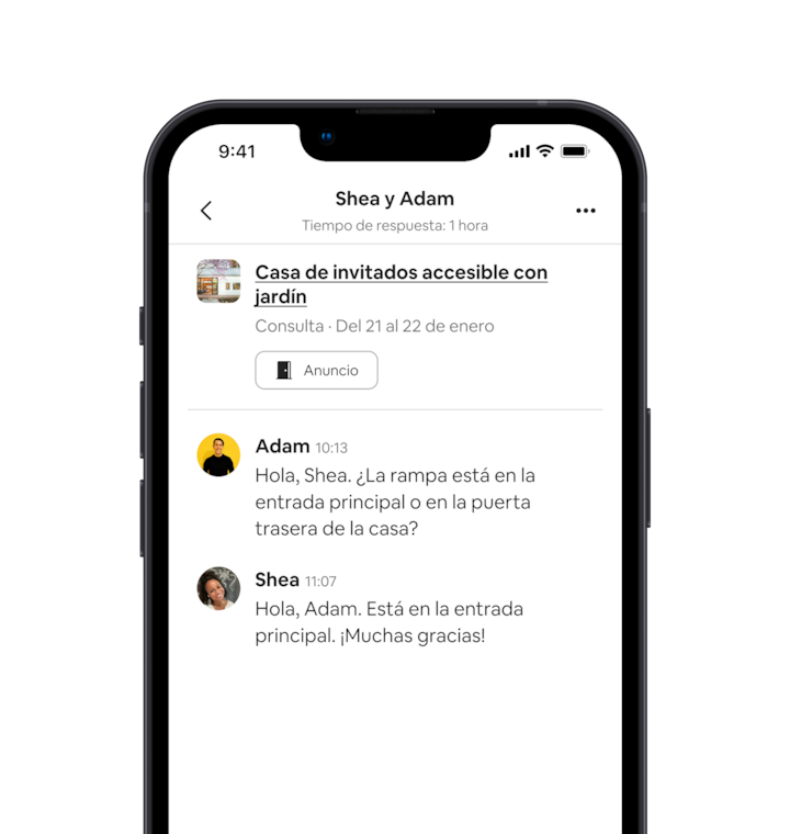 En un celular se muestra el intercambio de mensajes entre el anfitrión, que describe el espacio como apto para personas con requisitos de accesibilidad, y el huésped, que quiere saber más sobre el alojamiento. El mensaje del huésped dice: “Hola, Shea. ¿La rampa está en la entrada de adelante o en la de atrás de la casa?” La respuesta del anfitrión dice: “Hola, Adam. La rampa está adelante. Gracias”.
