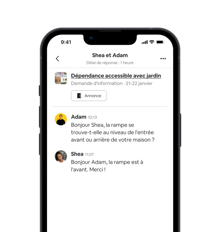 Un téléphone portable affiche des messages entre un hôte qui décrit son logement comme étant accessible et un voyageur qui souhaite en savoir plus. Le message du voyageur est le suivant : « Bonjour Shea, est-ce que la rampe est dans l'entrée ou à l'arrière de la maison ? ». La réponse de l'hôte est la suivante : « Bonjour Adam, la rampe est dans l'entrée. Merci ! ».