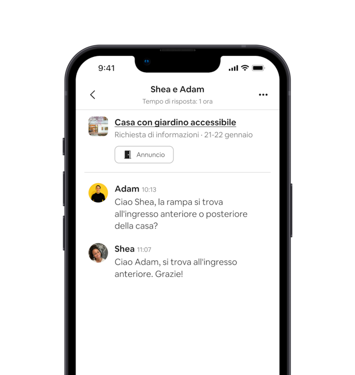 Lo schermo di un cellulare mostra la conversazione di un host che descrive le caratteristiche di accessibilità del suo alloggio a un ospite che vuole saperne di più. L'ospite chiede: "Ciao Shea, la rampa si trova all'ingresso anteriore o posteriore della tua casa?" L'host risponde: "Ciao Adam, la rampa si trova all'ingresso anteriore. Grazie mille!"