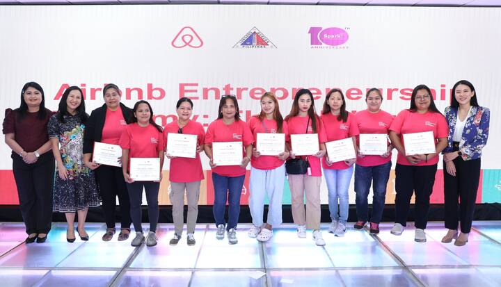 A group photo of Filipino women and reps from Airbnb for the Airbnb Entrepreneurship initiative