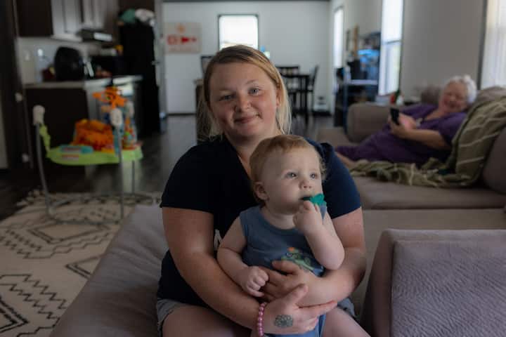 Airbnb.org‑ით მოსარგებლე სტუმარი, სკაილინი, და მისი 10 თვის ვაჟი, უეილონი, სხედან Airbnb‑ზე განთავსებულ ერთ‑ერთ საცხოვრებელში.