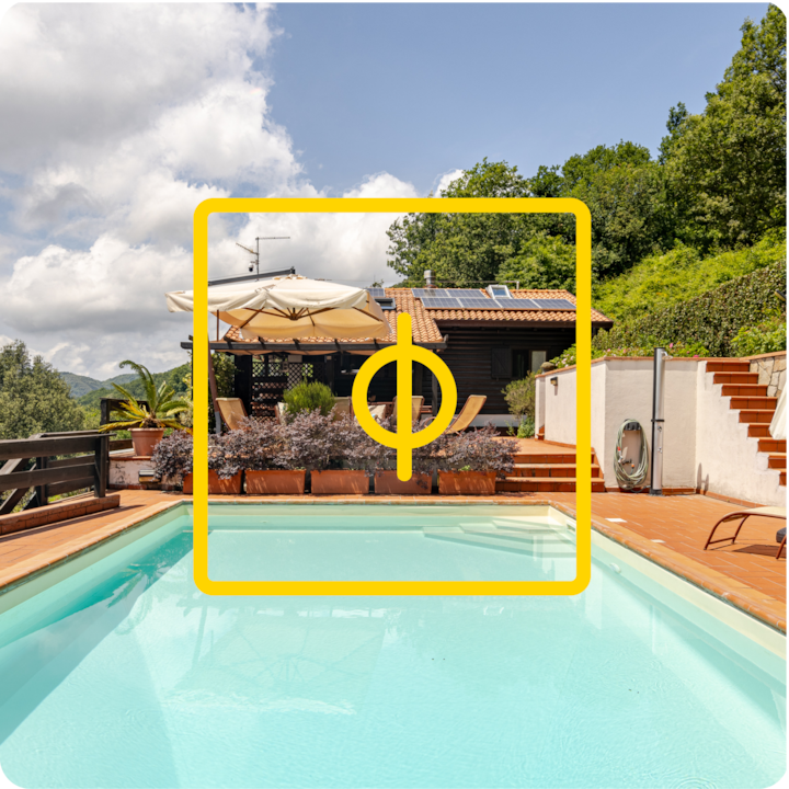 Villa confortable au toit en terre cuite entourée d'une végétation luxuriante, avec une piscine au premier plan et un coin salon sur la terrasse sous un grand parasol, encadrée d'un motif géométrique jaune.
