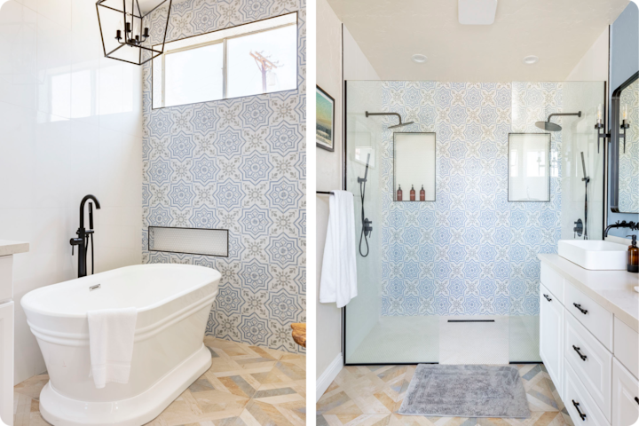 Deux images juxtaposées d'une salle de bain moderne avec des murs en carrelage bleu et blanc à motifs. L'image de gauche représente une baignoire îlot blanche avec un robinet noir, tandis que l'image de droite représente une douche vitrée avec deux pommeaux de douche noirs et des étagères intégrées.