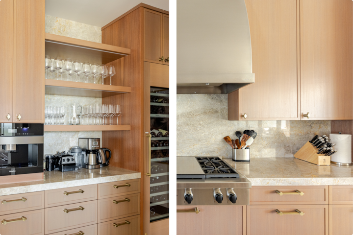 Une cuisine moderne avec des placards en bois, un plan de travail en marbre et des appareils électroménagers en acier inoxydable, dont une cuisinière et une machine à café intégrée. Des étagères présentant des verres à côté d'une cave à vin, et un set de couteaux soigneusement disposé sur le comptoir.