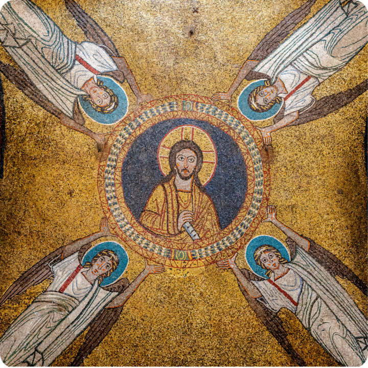 Une mosaïque religieuse décorative représentant une figure centrale tenant un parchemin, entourée de quatre anges aux auréoles bleues, sur un fond doré texturé.