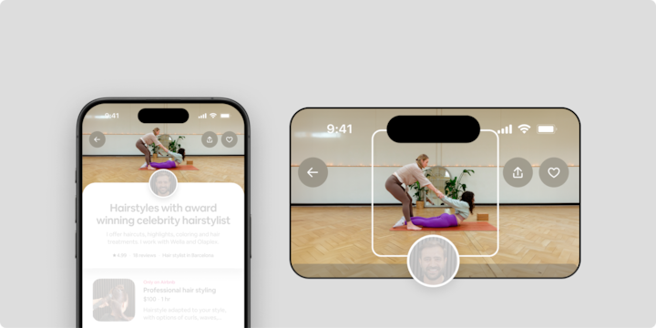 Une interface de l'application Airbnb présente une annonce de service de coiffure sur un écran de téléphone, à côté d'une image d'une femme aidant une autre personne à effectuer une posture de yoga sur un tapis rouge dans une pièce spacieuse au sol en bois avec de la verdure en arrière-plan.