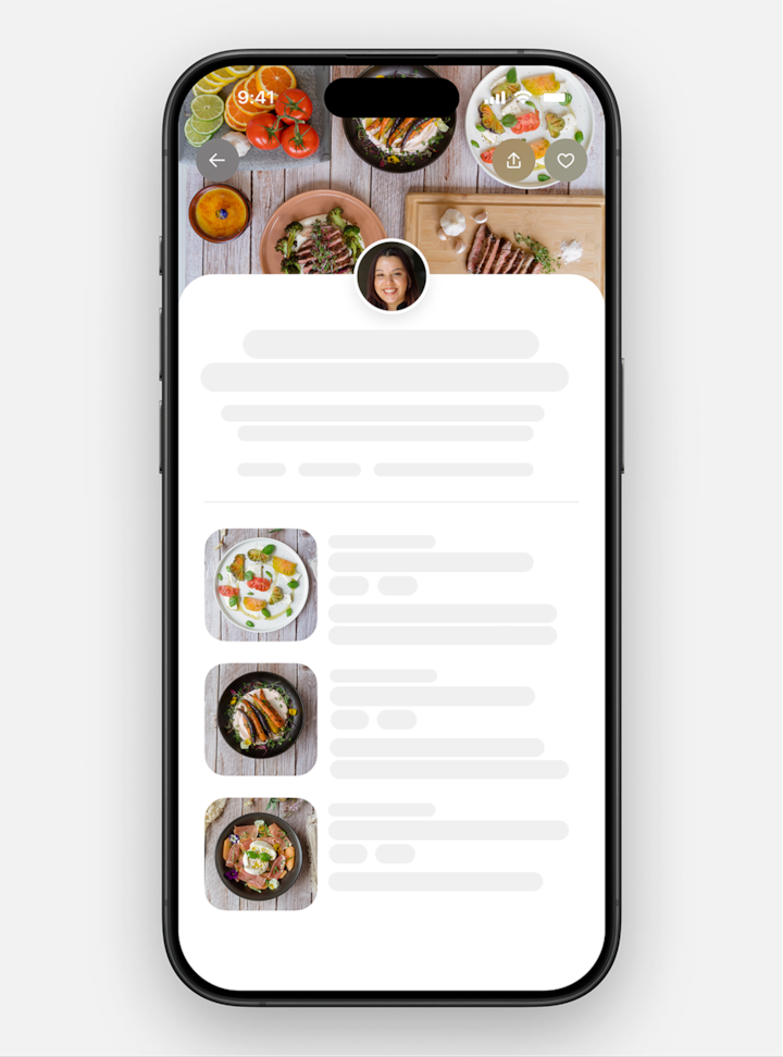 Un écran de smartphone affiche une interface Airbnb présentant des services de restauration sélectionnés. En arrière-plan, des plats colorés comme un plateau de sushis, une salade fraîche et de la viande grillée sont posés sur une table en bois.