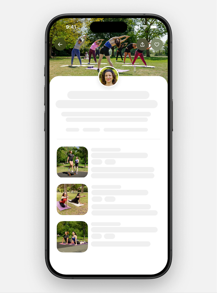 Une interface de l'application mobile Airbnb présente une annonce de service de yoga dans la nature, avec une photo de couverture montrant plusieurs personnes pratiquant le yoga sur des tapis dans un parc avec des arbres en arrière-plan.