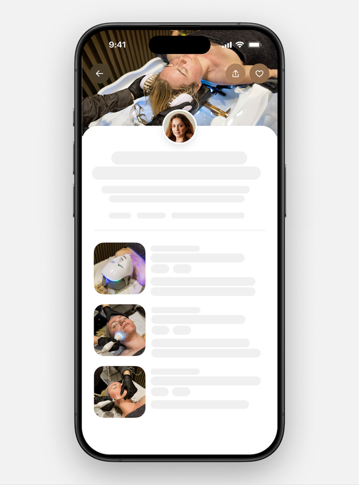 Un écran de smartphone affichant une annonce de type Airbnb pour un service de soins bien-être, montrant une personne recevant un shampoing et un massage du cuir chevelu dans un salon moderne.