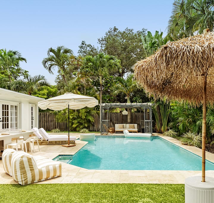 An image showing the swimming pool of a home in Miami