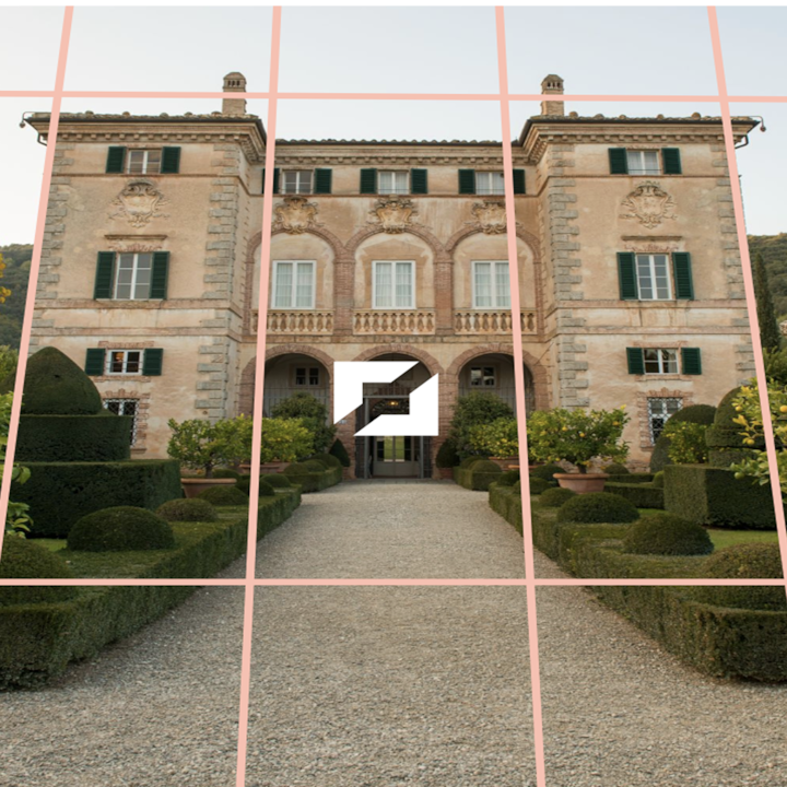 Une villa symétrique aux murs de pierre claire, aux volets verts et aux jardins soigneusement entretenus, sur laquelle sont appliquées une grille et une icône blanche suggérant des consignes de cadrage pour les photos.