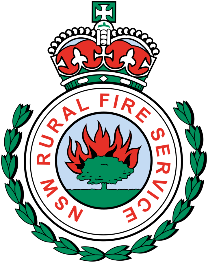 El logotipo del Servicio de Bomberos Rurales de Nueva Gales del Sur muestra una corona, llamas rojas detrás de un árbol verde y una corona de laurel.