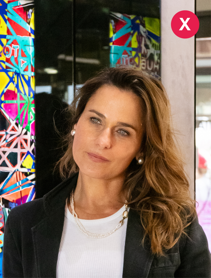 Portrait d'une hôte sans contact visuel direct avec l'objectif.