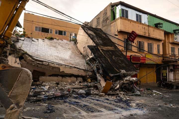 En bygning har kollapset på gaten på grunn av et jordskjelv på 6,9 på Richters skala i Cebu på Filippinene.