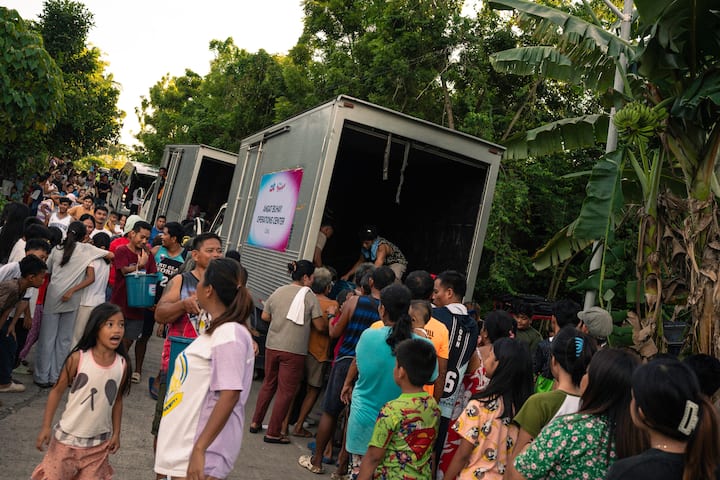 Frivillige fra den ideelle organisasjonen Angat Buhay deler ut mat og forsyninger til innbyggere i Cebu på Filippinene etter et jordskjelv på 6,9 på Richters skala.