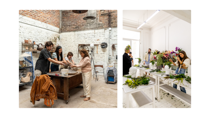 Un groupe de personnes dans un atelier rustique façonnant de l'argile sur un tour de poterie, et un studio créatif à proximité avec des personnes disposant des fleurs sur des tables ornées de fleurs colorées et de verdure.