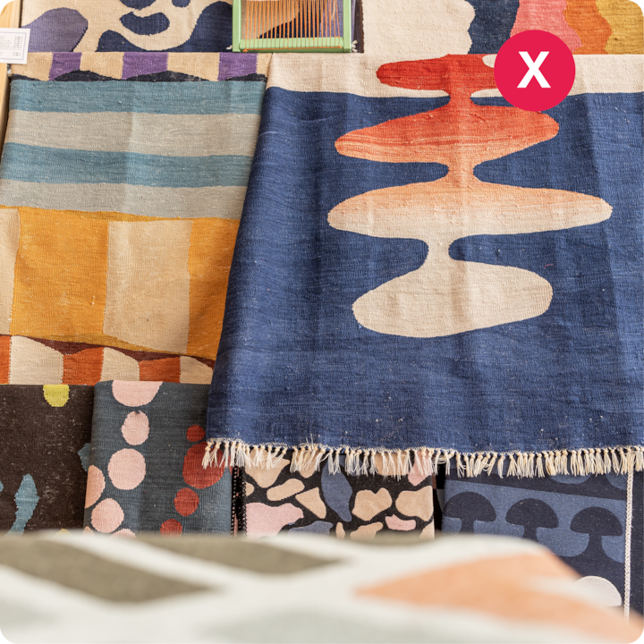 Plan rapproché de plusieurs tapis faits à la main aux couleurs vives et aux motifs artistiques, mettant en valeur un savoir-faire culturel unique.