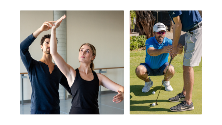 Un moniteur de golf accroupi sur un green montre une technique de putting à un participant tenant un club de golf.